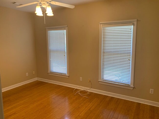 Building Photo - Spacious Townhome close to downtown Auburn...