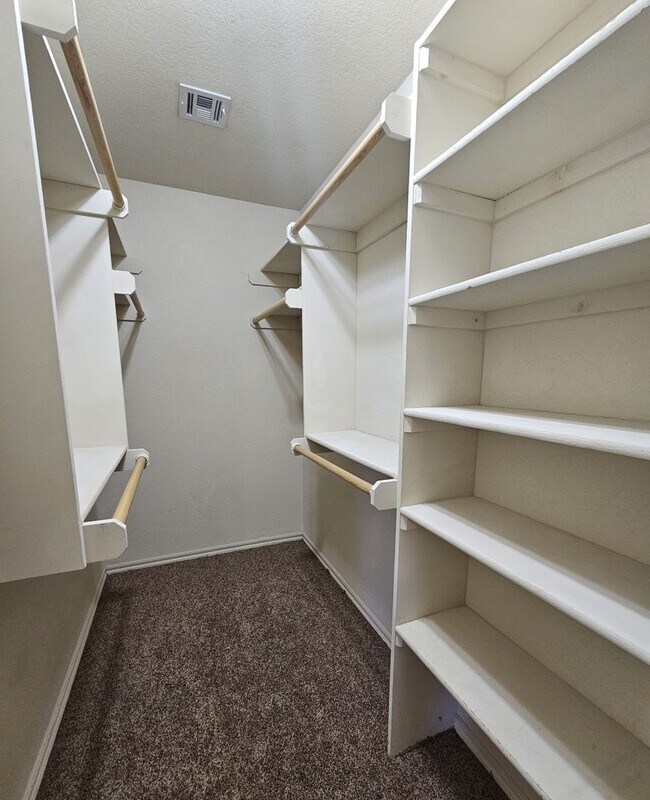 Building Photo - REDUCED! (3) Bed/(2) Bath In NE Norman Ava...