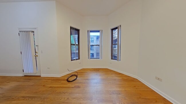 Interior Photo - 721-23 Briar