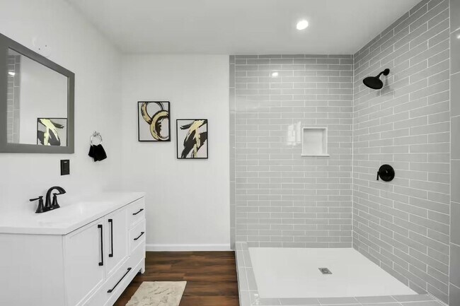 Building Photo - 3217 Binz St