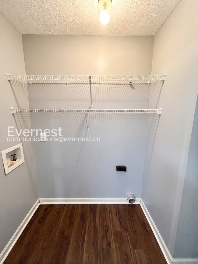 Building Photo - 3-Bed/2-Bath Home with Attached Garage/ Available Now!