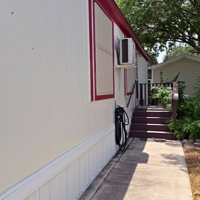 Building Photo - 498 Yolanda St