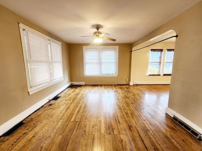 Building Photo - 305 Lyndhurst St