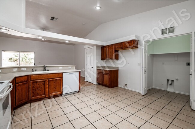 Building Photo - AMAZING 4 BEDROOM HOME