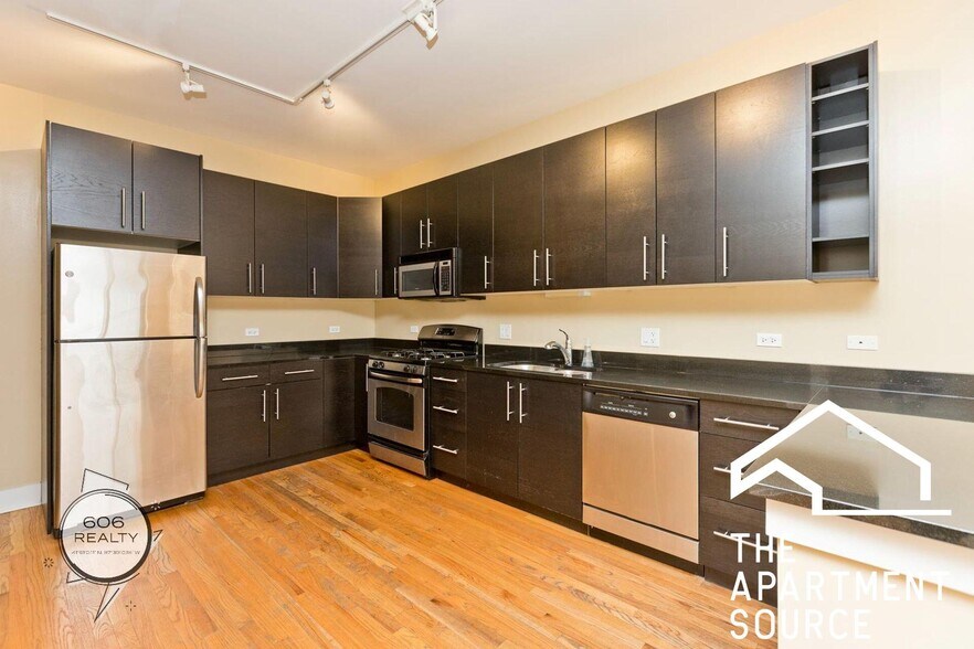 Primary Photo - 2523 N Sacramento Ave