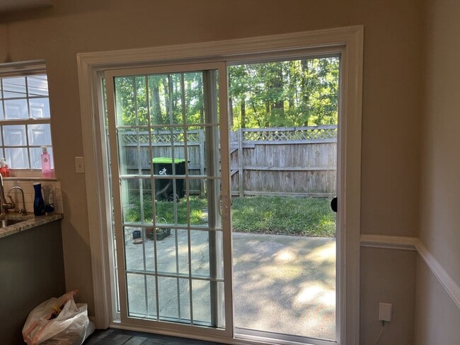 Building Photo - Beautifully updated townhome in Smithy Glen, Coventry!