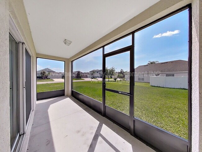 Building Photo - 7603 Crescent Palm Dr