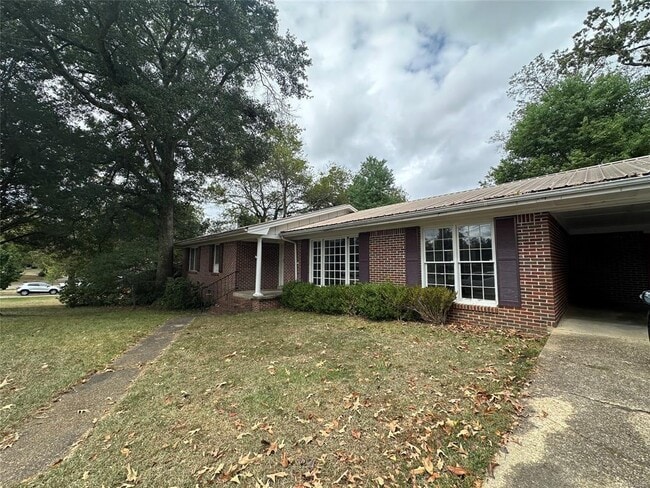 Primary Photo - 811 Shadow Ln