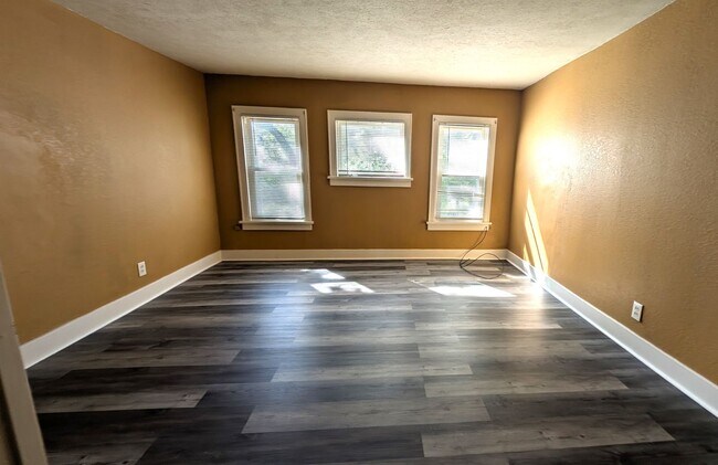 Building Photo - 204 W Larch Ave