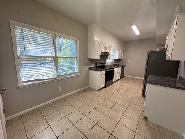 Building Photo - 620 Pinecrest Dr