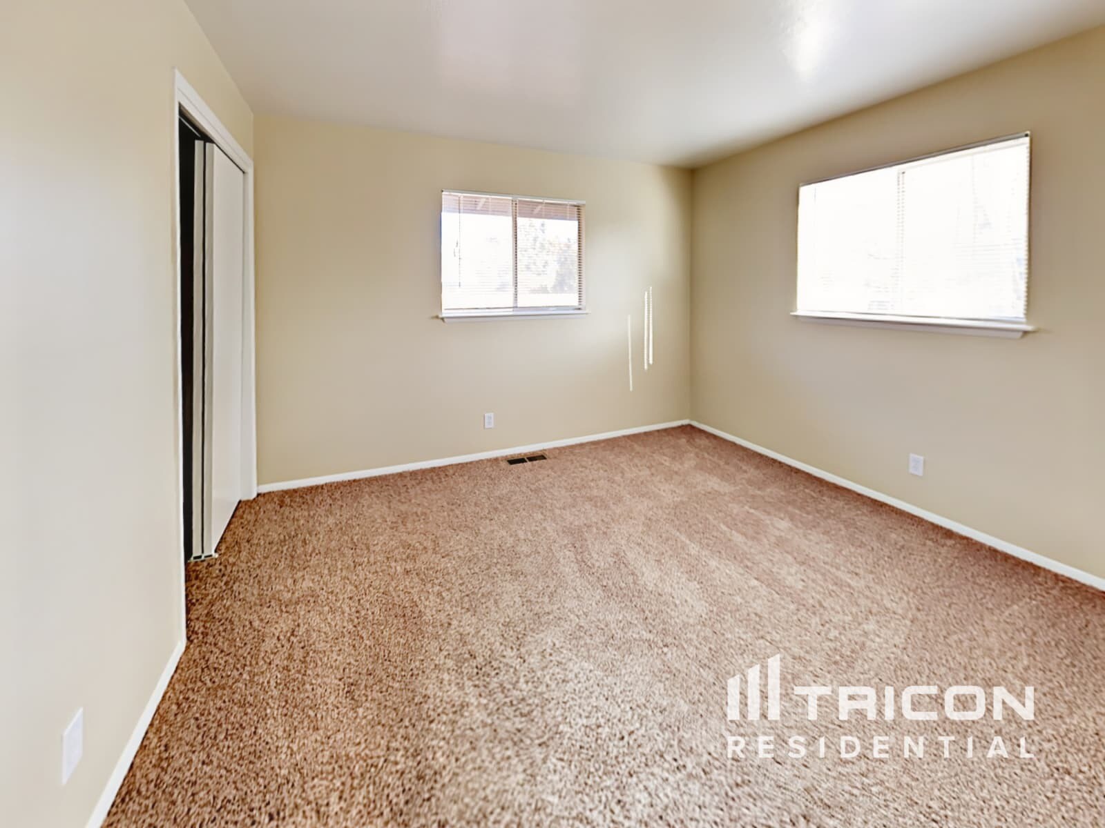 Building Photo - 1355 Royal Dr