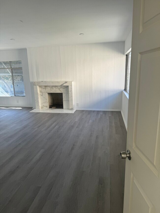 Building Photo - 1756 N Normandie Ave