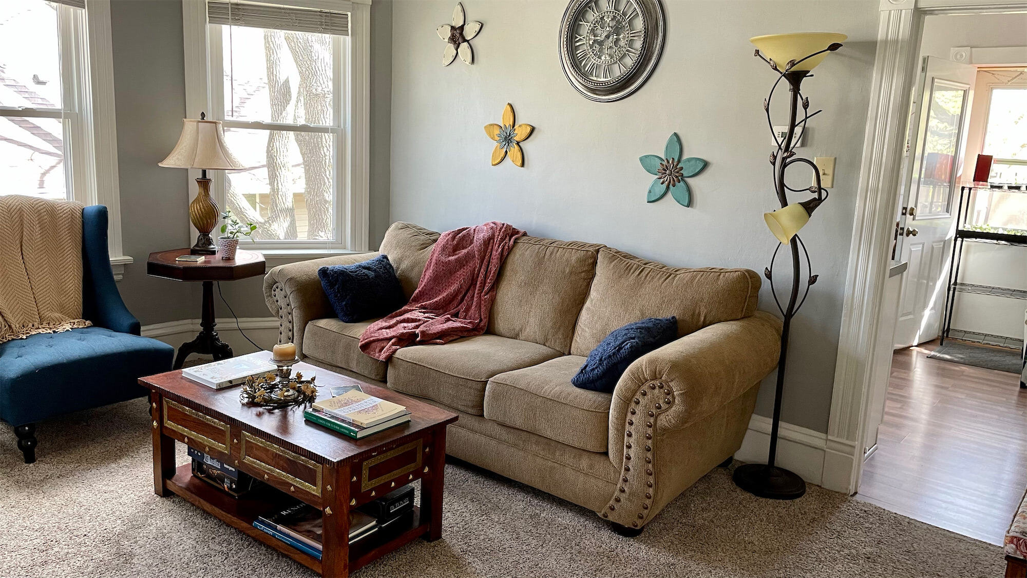 living room - 401 Laurel St W