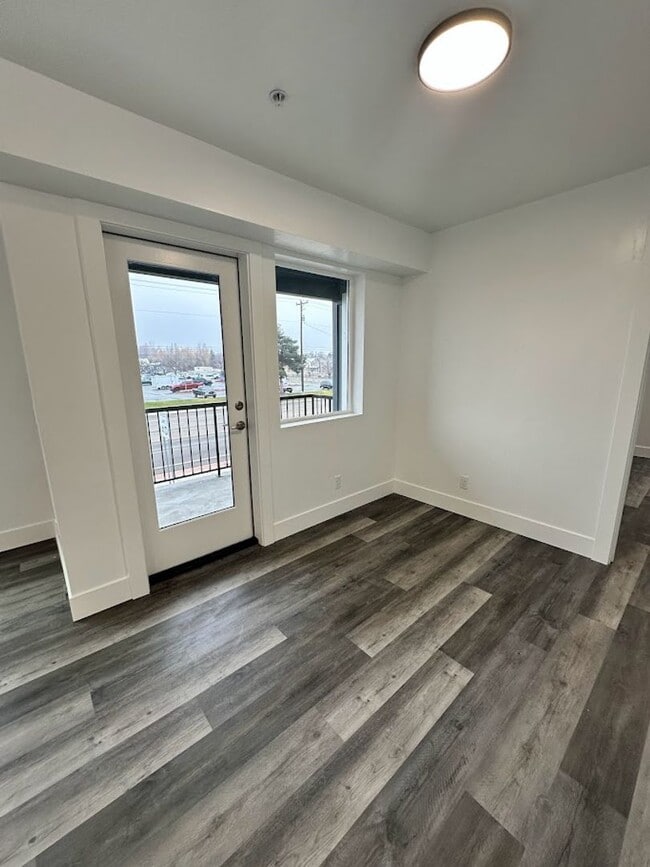 Building Photo - 1553 Clear Creek Dr