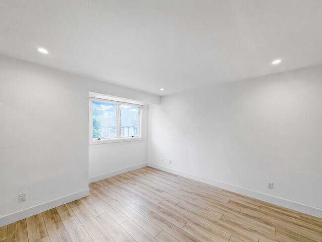 Building Photo - Stunning 4B/3BA House in Gated Community in Carlsbad!