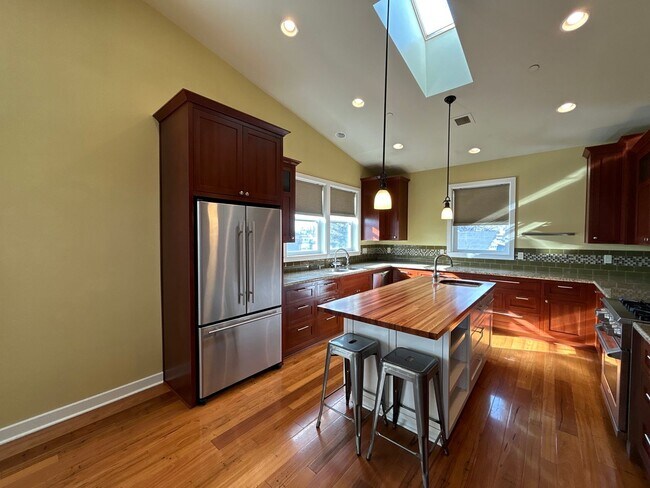 Building Photo - 2 Bedroom / 1.5 Bath Executive Apartment i...