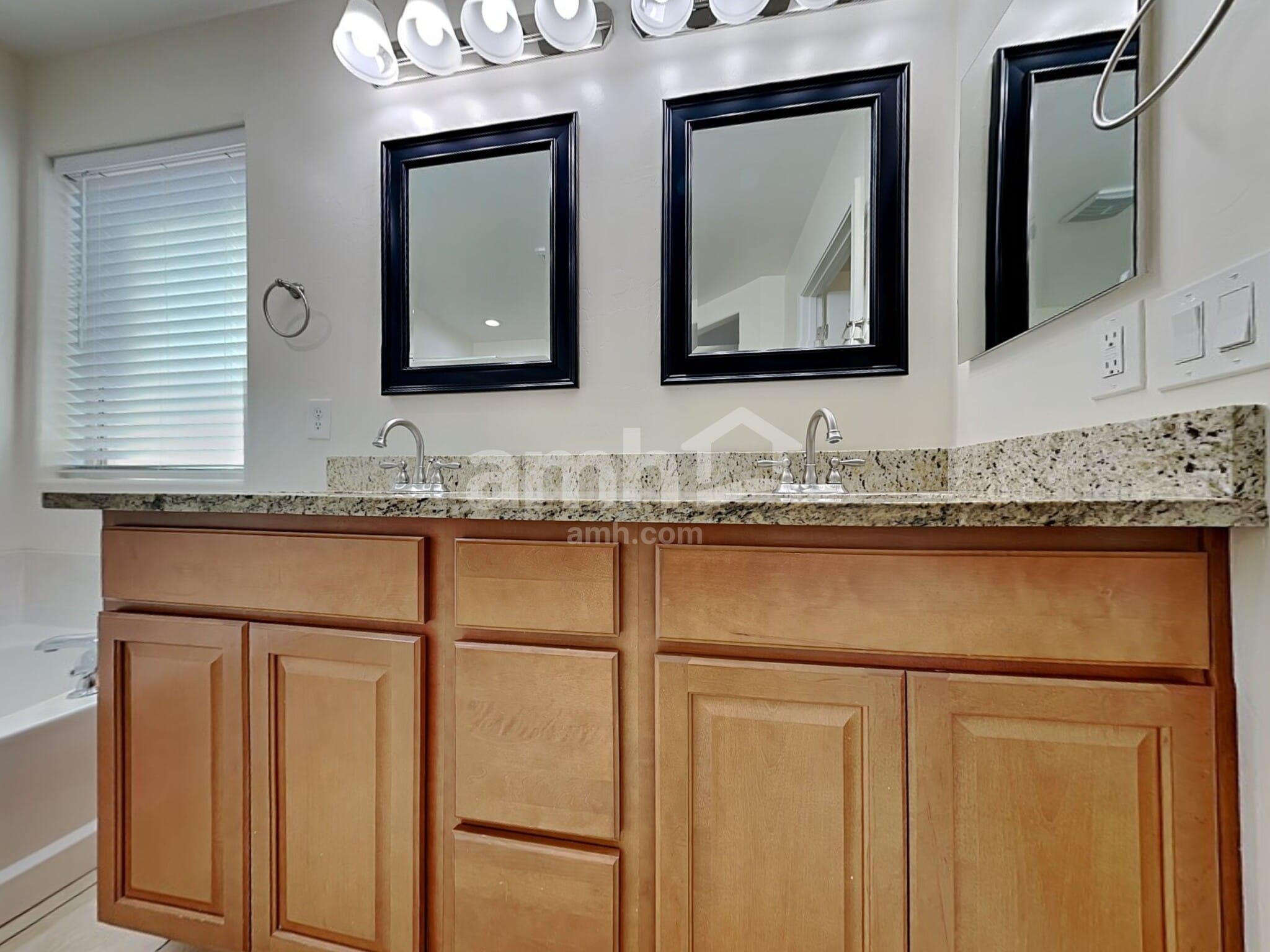 Building Photo - 207 W Calle Matraca