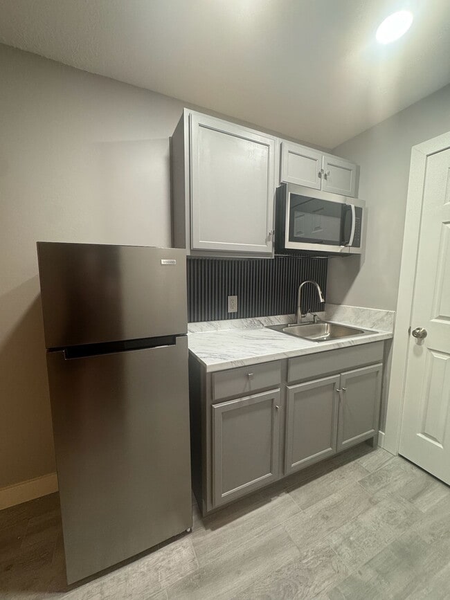 Building Photo - Southwest 8th Street, Miami, FL 33184 - 1 BR 1 BA house