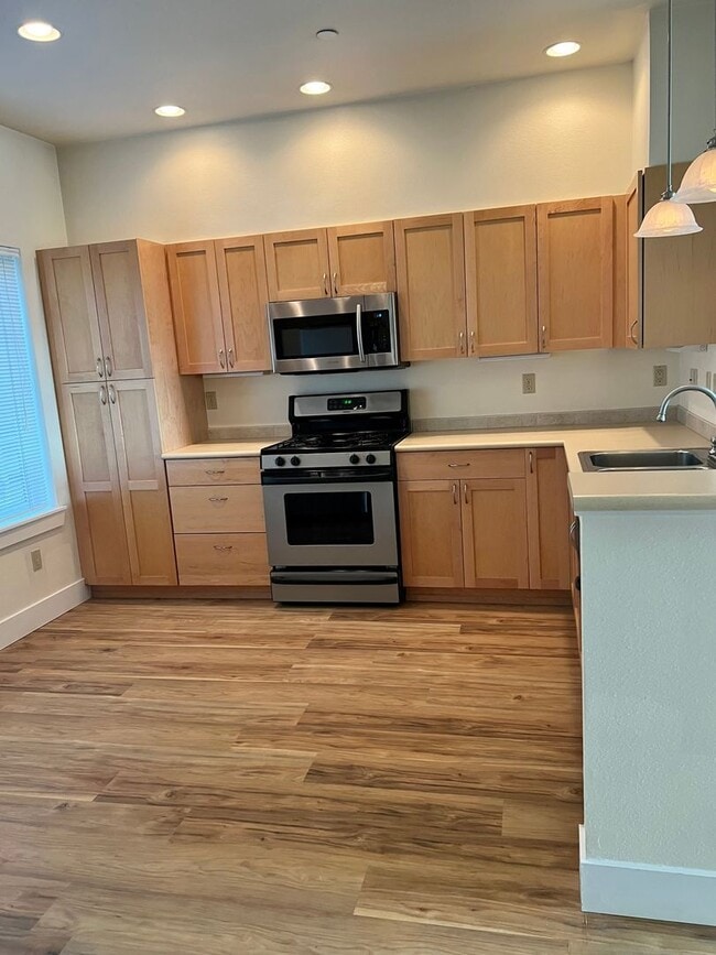 Building Photo - Townhome in Bremerton with beautiful view.