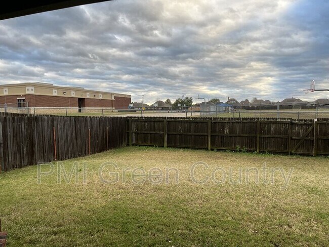 Building Photo - 3525 E Aurora St