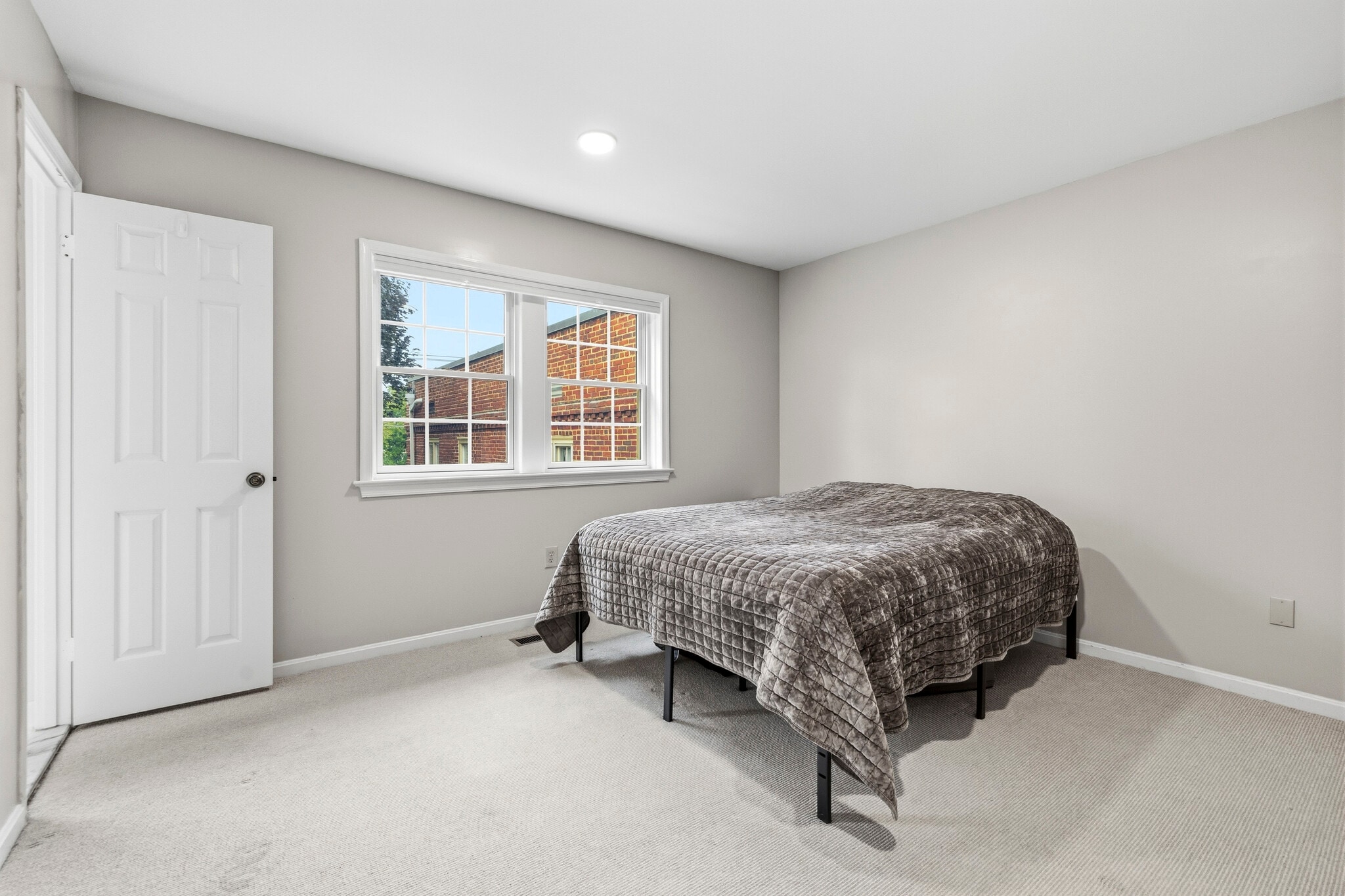 Primary bedroom - 4880 Chevy Chase Dr