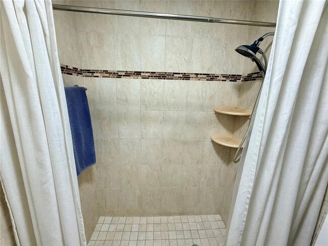 Building Photo - 10053 Lake Oak Cir