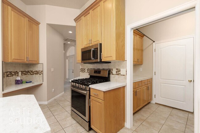 Building Photo - Stunning 3-Bedroom Home with Private Backy...