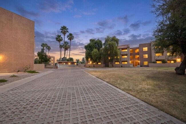 Building Photo - 540 N May