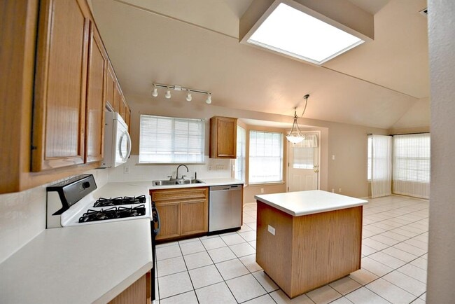 Building Photo - 3924 Newland Dr