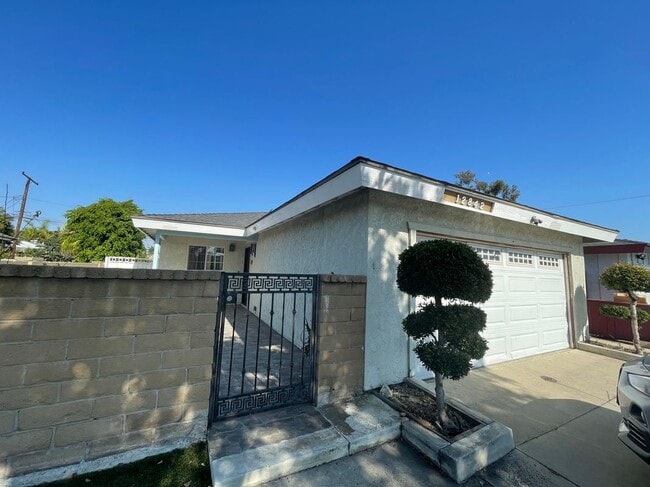 Primary Photo - 12842 Court St