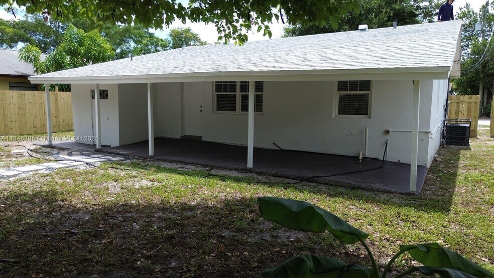 Building Photo - 1657 SW 44th Ave