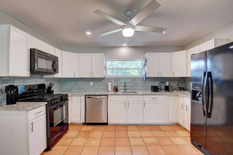 Building Photo - 721 NE 8th Ave