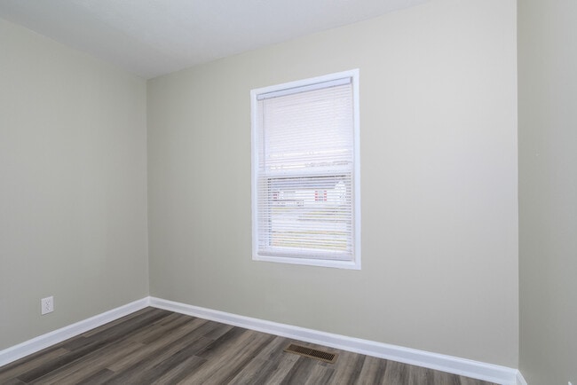 Building Photo - 327 Whitewater Dr