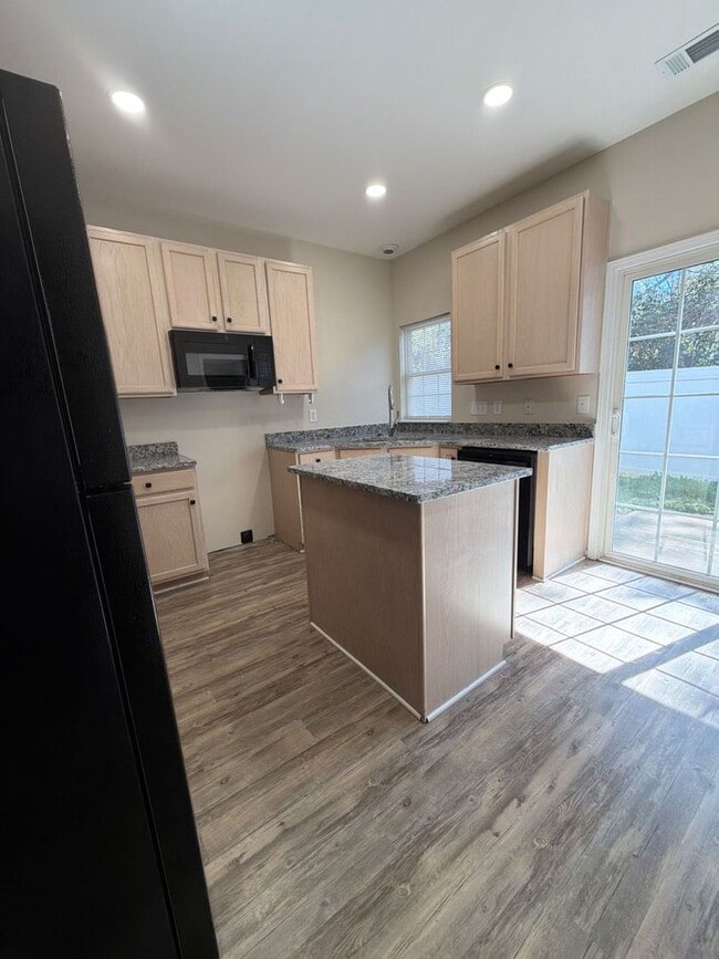 Building Photo - MOVE IN SPECIAL!! $500 OFF FIRST FULL MONTH