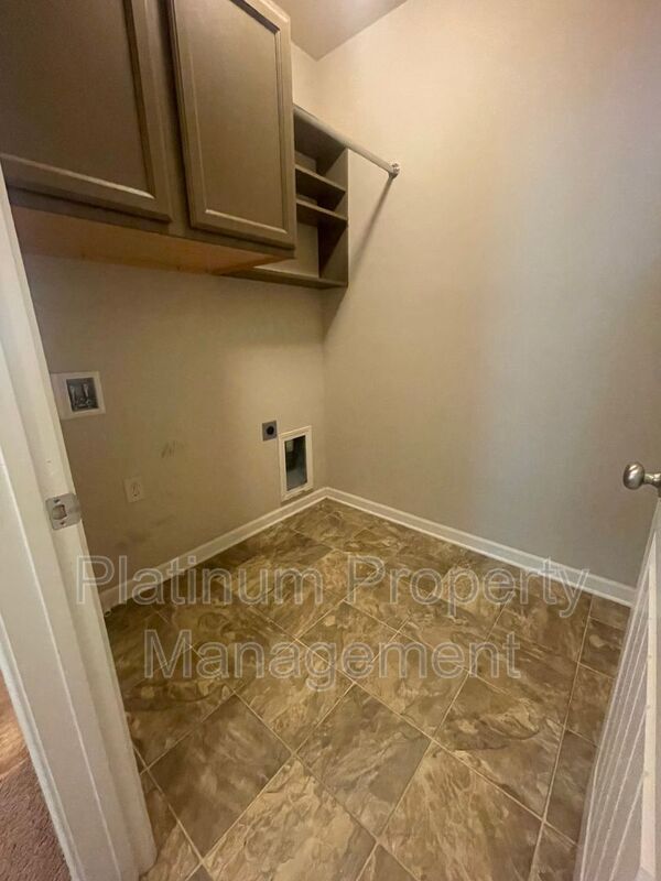 Building Photo - 7350 Silk Tree Pointe
