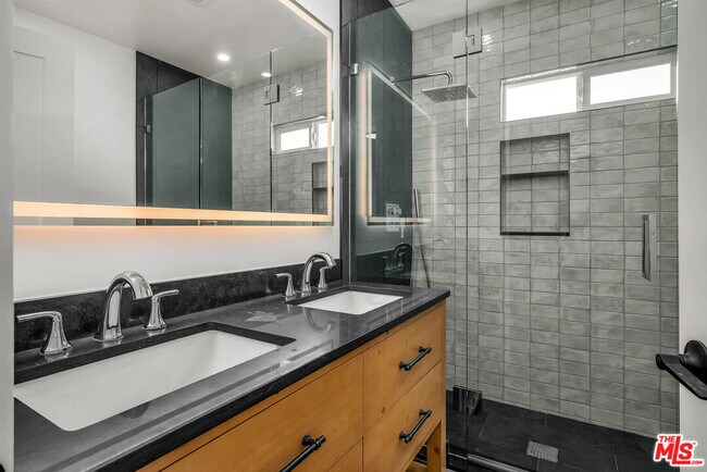 Building Photo - 1450 Reeves St