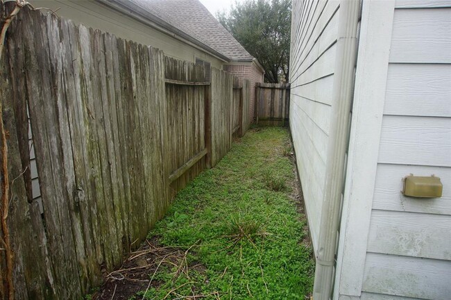 Building Photo - 834 Forest Hillside Ln