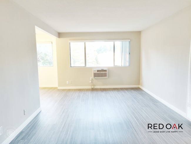 Building Photo - TOP LOCATION! First Floor One Bedroom with...