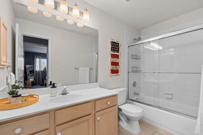 Building Photo - Stylish Townhome Living in Oak Creek