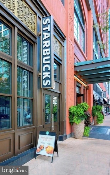 Building Photo - 7000 Old Cabin Ln