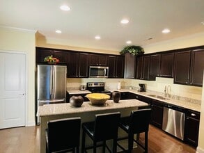 Building Photo - Sun-Drenched Corner Lot Condo – 2 Bedrooms + Office Near Middlebrook Pike