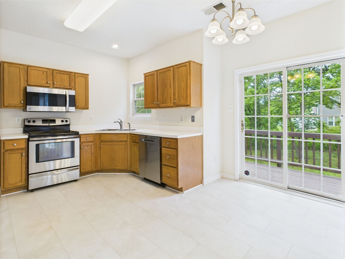 Building Photo - 3900 Orchard Glen Dr