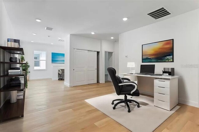 Building Photo - 2717 Alamo Dr