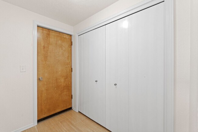 Building Photo - Single-Family Residence for rent in south ...