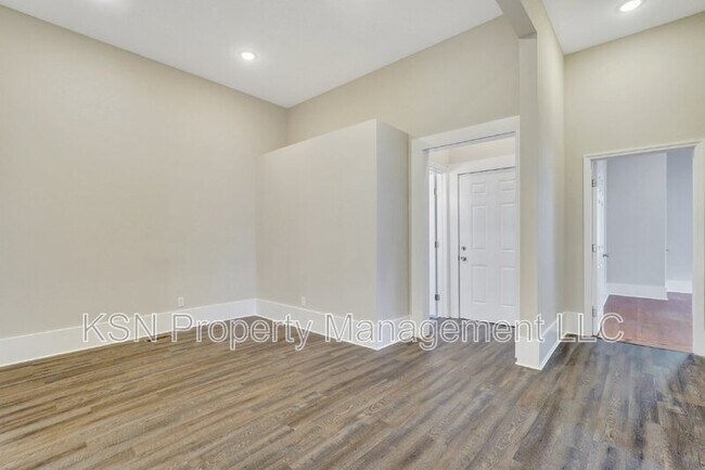 Building Photo - 309 W 33rd St