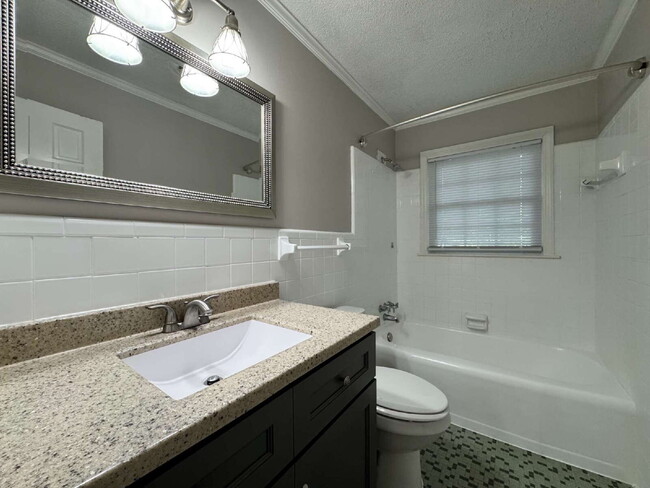 Building Photo - Well Maintained Home Minutes from Downtown...