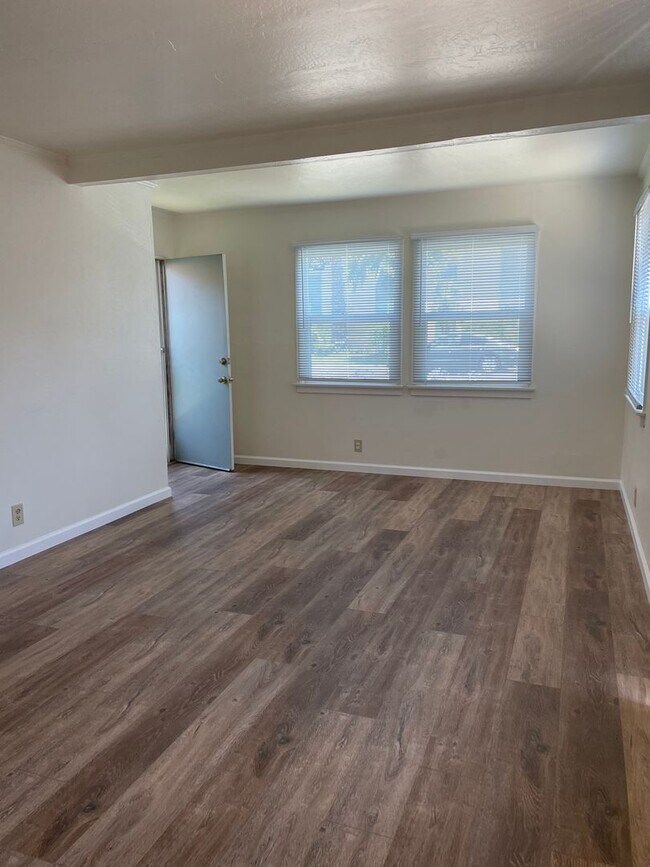 Building Photo - 5835-5837 Mandarin Dr