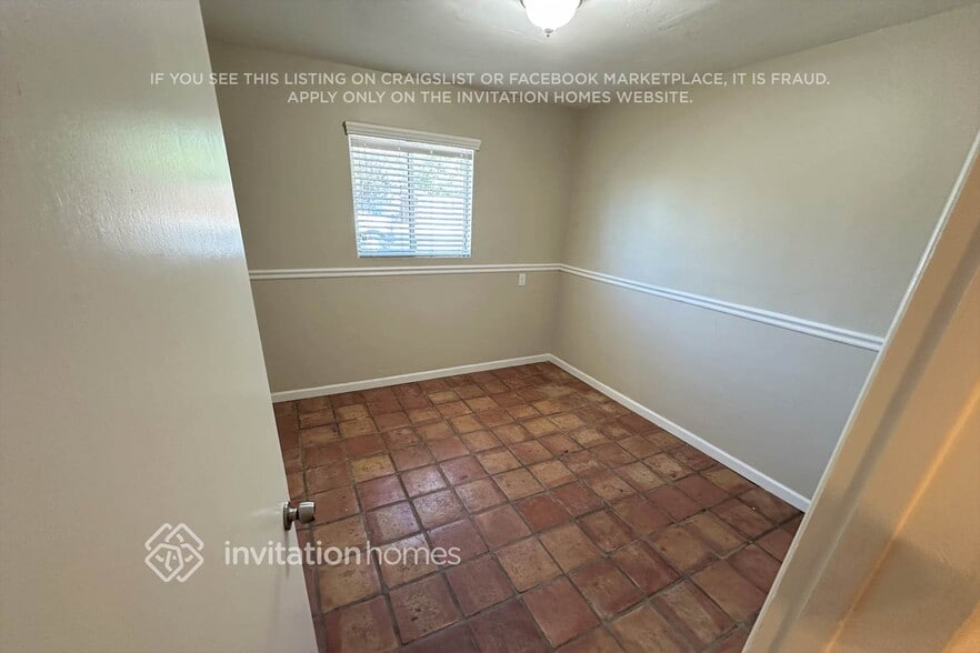 Building Photo - 4402 S Park Dr