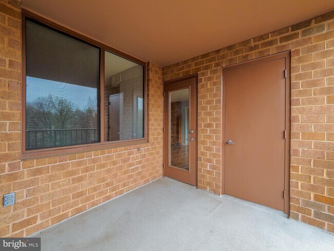 Building Photo - 10101 Grosvenor Pl