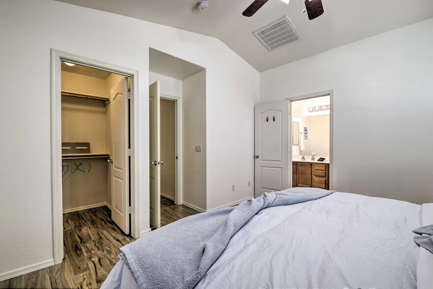 Building Photo - 1021 S 167th Ln